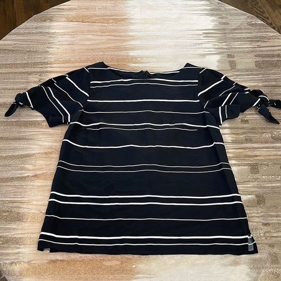 Vince Camuto Short Tie Sleeve Variegated Stripe Top-M - Picture 2 of 11